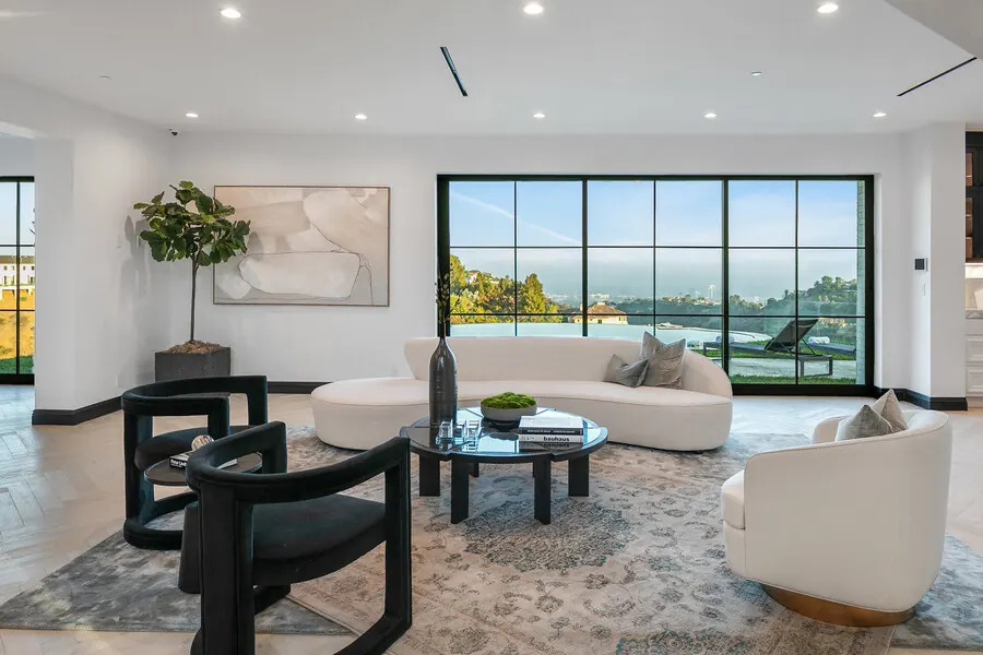 Savona project, the family room (photo 9 of 10)