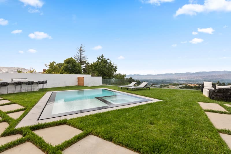 Project Skyline, a hillside home transformation in Los Angeles by The Oak Development (photo 4 of 10)